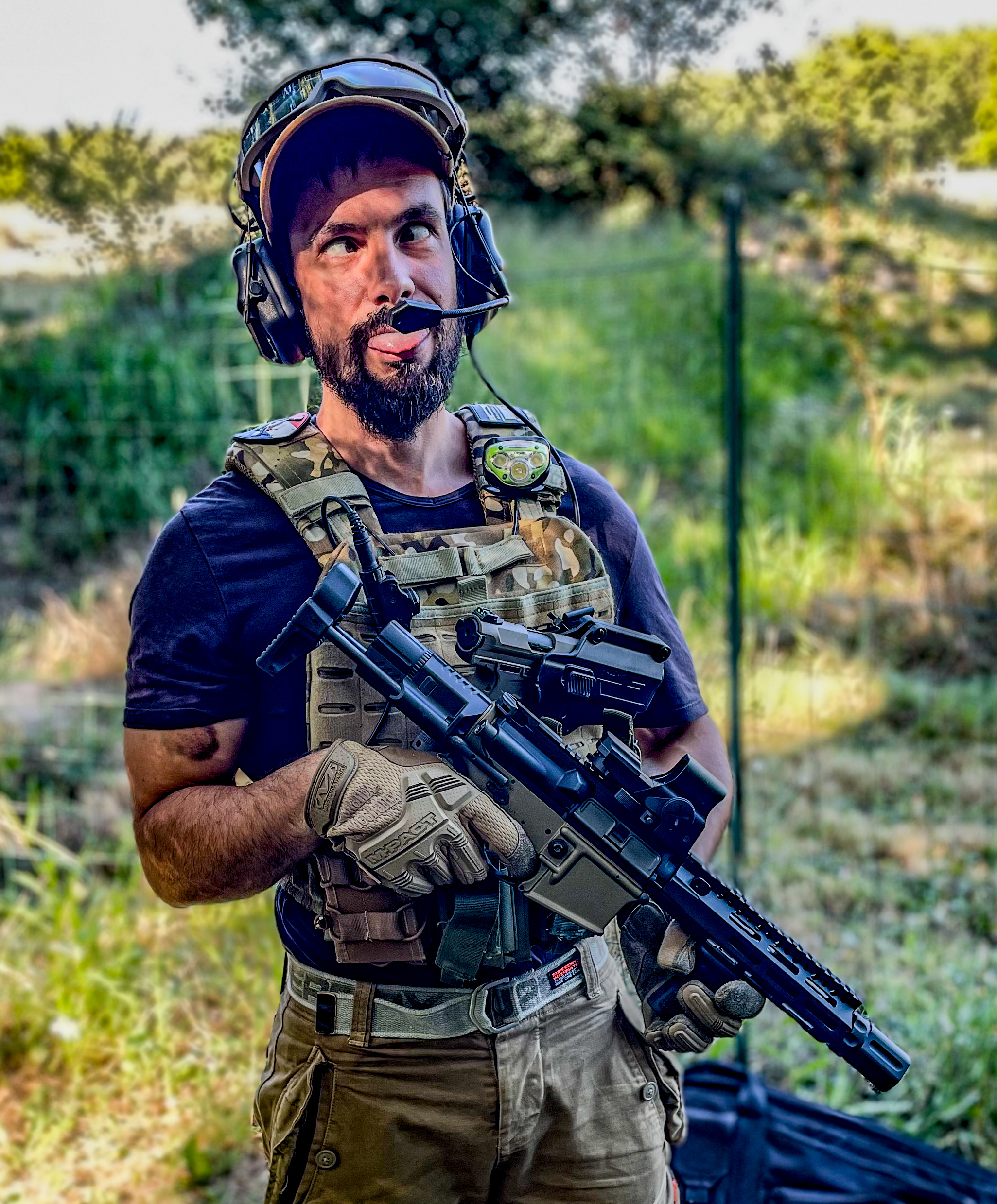 Keep en tenue d’airsoft sur le terrain